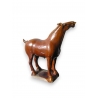 Petit cheval sur socle, tête levée