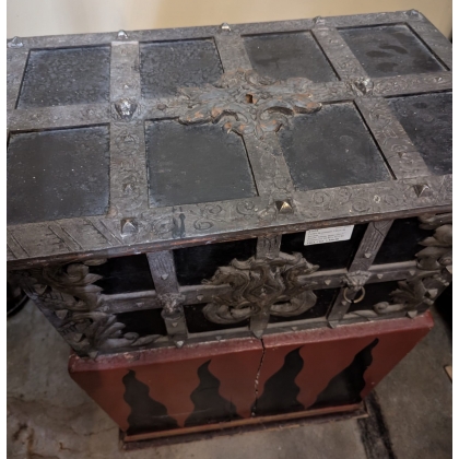 Cofre de corsario. Decoración con herrajes. En  Moinat SA  - Antigüedades y decoración
