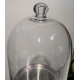 Cloche présentoir, pied en métal argenté
