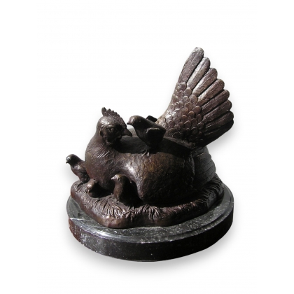 Bronze \"Poule\" sur socle en marbre