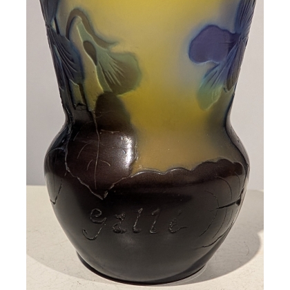 Petit vase évasé bleu et jaune signé GALLÉ