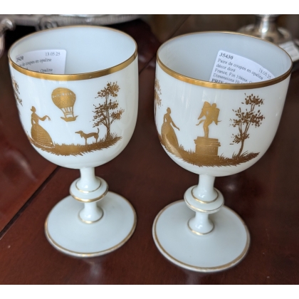 Paire de coupes en opaline décor doré