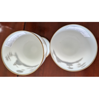 Paire de coupes en opaline décor doré