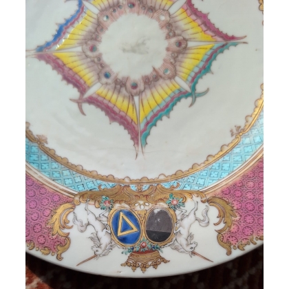 Assiette armoriée en porcelaine famille rose