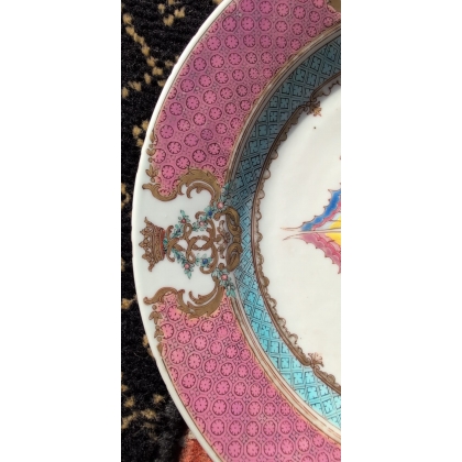 Assiette armoriée en porcelaine famille rose