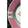Assiette armoriée en porcelaine famille rose