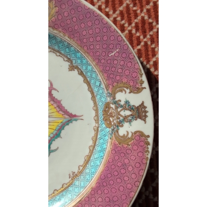 Assiette armoriée en porcelaine famille rose
