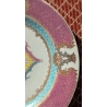 Assiette armoriée en porcelaine famille rose