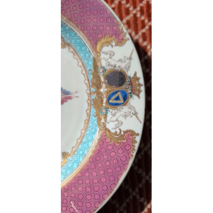 Assiette armoriée en porcelaine famille rose