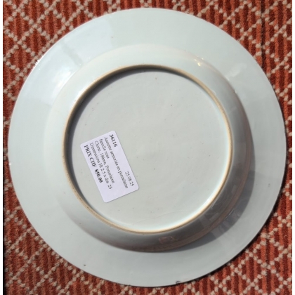 Assiette armoriée en porcelaine famille rose