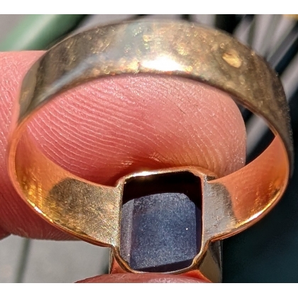 Bague en or et intaille violet