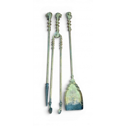 Lot d'outils de cheminée en bronze "Tête de lion"