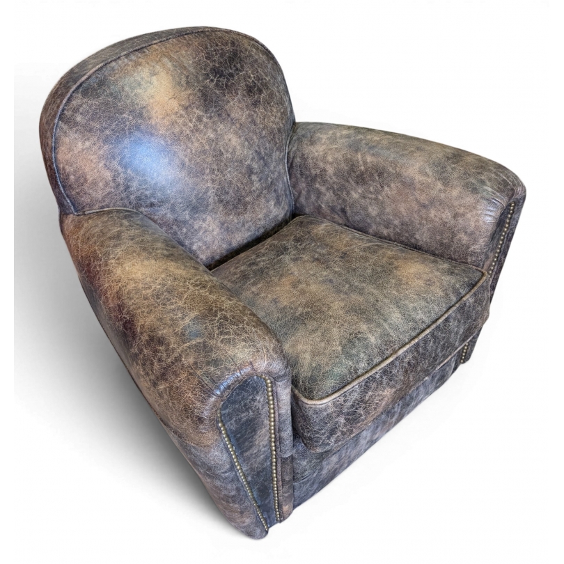 Fauteuil club en cuir brun foncé vieilli