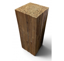 Colonne en bois debout et socle en métal