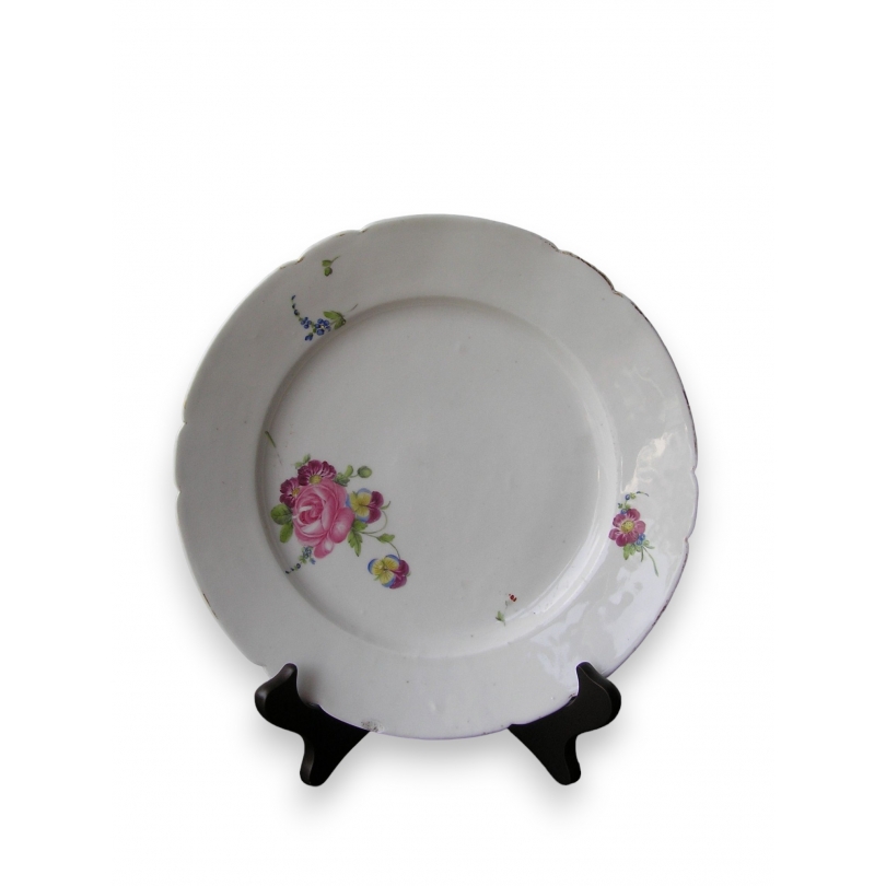  Assiette en porcelaine de Nyon sur  Moinat SA  - Antiquités décoration