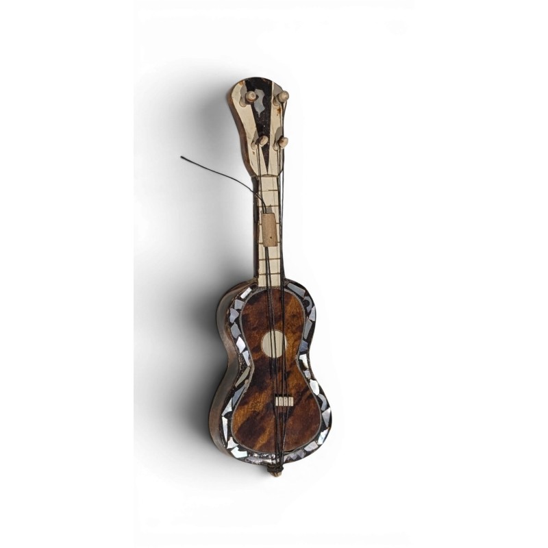 Guitare miniature en écaille et nacre