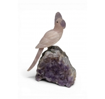 Perroquet en quartz rose sur une améthyste