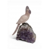 Perroquet en quartz rose sur une améthyste