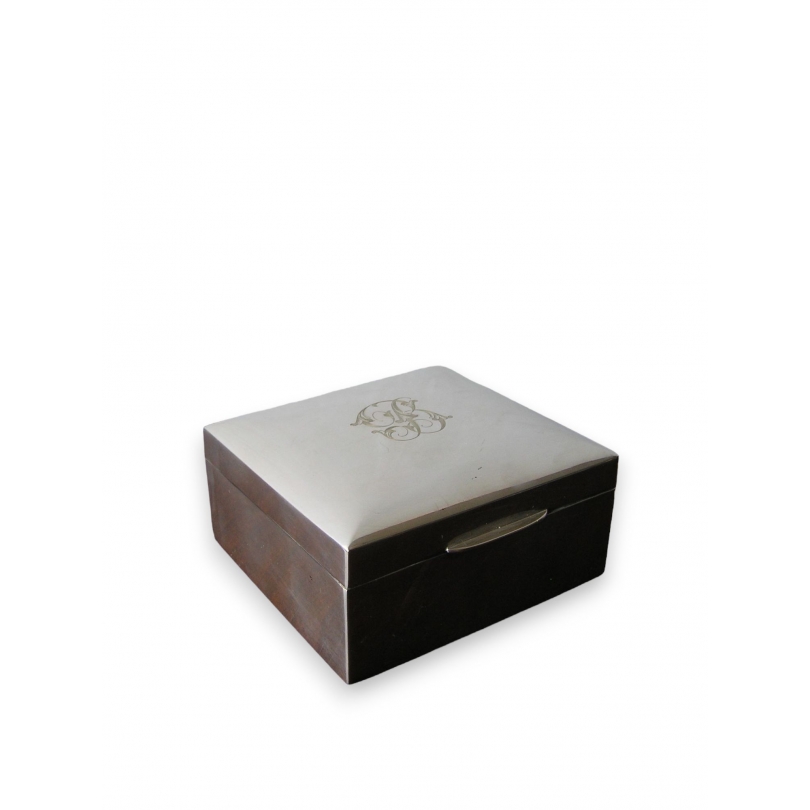  Boîte en argent monogrammée JB sur  Moinat SA  - Antiquités décoration