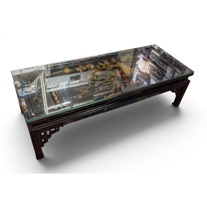 Table basse chinoise en laque noire et dorée
