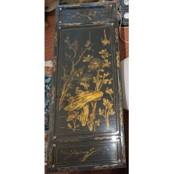 Table basse chinoise en laque noire et dorée