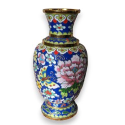 Vase cloisonné aux fleurs et papillon bleu
