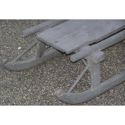 Luge en bois peinte en gris
