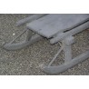 Luge en bois peinte en gris