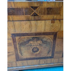 Coffre Biedermeier marqueté d'armoiries
