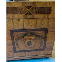 Coffre Biedermeier marqueté d'armoiries