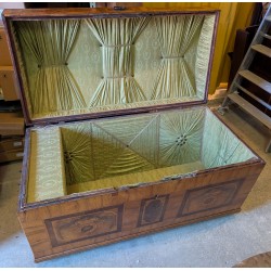 Coffre Biedermeier marqueté d'armoiries