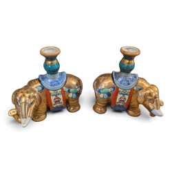 Paire de bougeoirs en porcelaine "Eléphant" doré