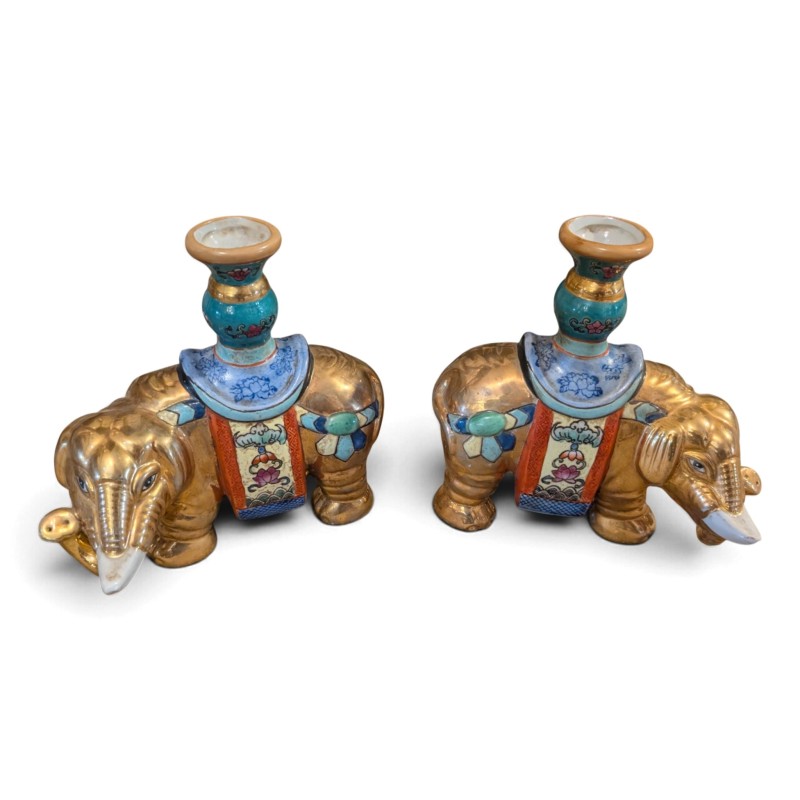Paire de bougeoirs en porcelaine "Eléphant" doré
