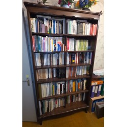 Vitrine transformée en bibliothèque
