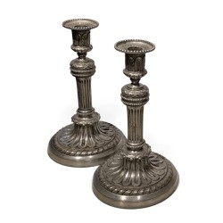 Paire de bougeoirs Louis XVI en bronze argenté