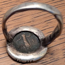 Bague en argent avec pièce de monnaie ancienne