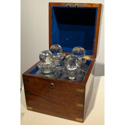 Tantalus en acajou, 4 carafes en cristal
