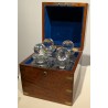 Tantalus en acajou, 4 carafes en cristal