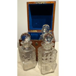 Tantalus en acajou, 4 carafes en cristal