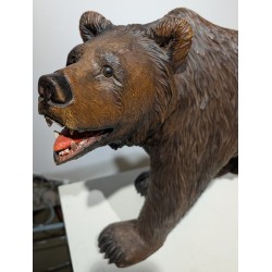 Ours marchant en bois sculpté de Brienz