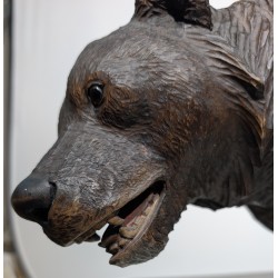 Ours marchant en bois sculpté de Brienz