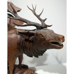 Cerf bramant en bois sculpté de Brienz