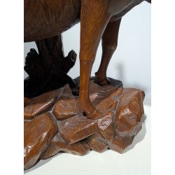 Cerf bramant en bois sculpté de Brienz