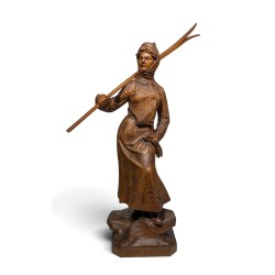 Femme avec ces skis en bois sculpté de Brienz