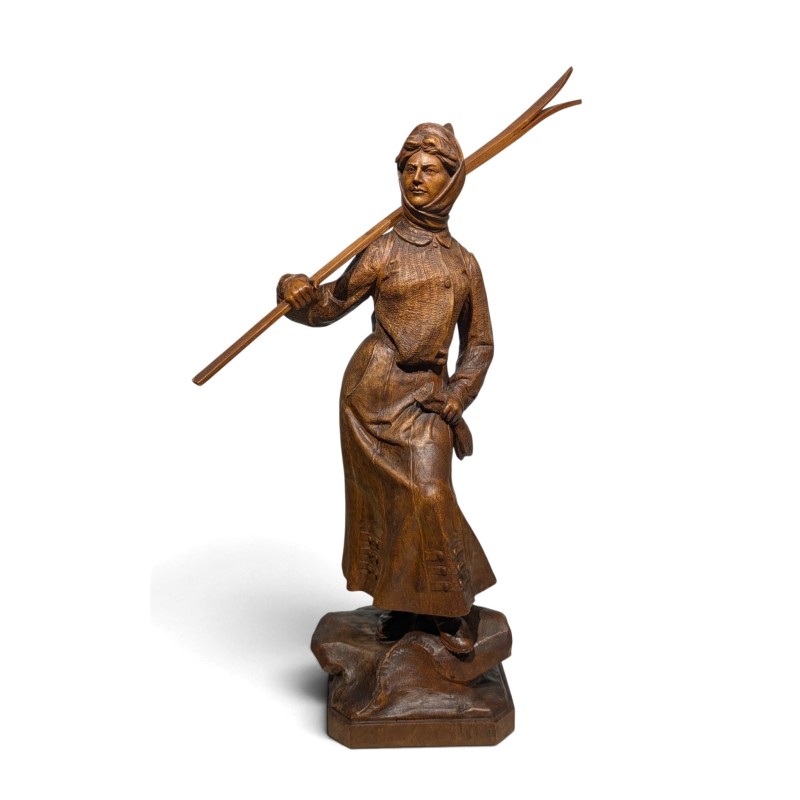 Femme avec ces skis en bois sculpté de Brienz