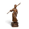Femme avec ces skis en bois sculpté de Brienz