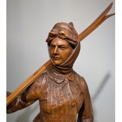 Femme avec ces skis en bois sculpté de Brienz