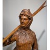 Femme avec ces skis en bois sculpté de Brienz