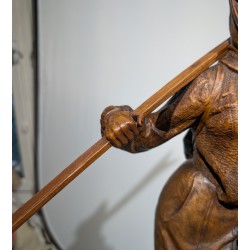 Femme avec ces skis en bois sculpté de Brienz