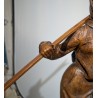 Femme avec ces skis en bois sculpté de Brienz